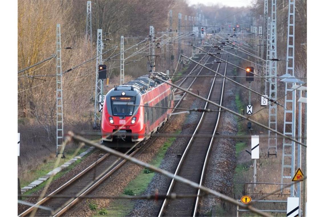 Regionalzug fährt auf Gleisen. Foto: Soeren Stache/dpa-Zentralbild/ZB/Symbolbild