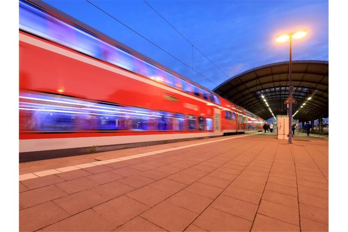 Regionalzug im Hauptbahnhof Halle/Saale: Im Corona-Jahr 2020 war die Deutsche Bahn so pünktlich wie seit 15 Jahren nicht mehr. Foto: Peter Gercke/dpa-Zentralbild/dpa