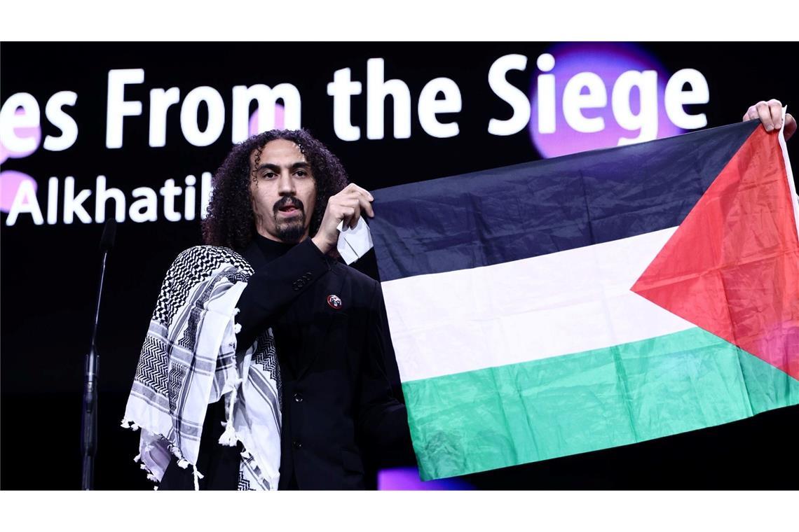 Regisseur Abdallah Alkhatib trat mit palästinensischer Flagge auf die Bühne.