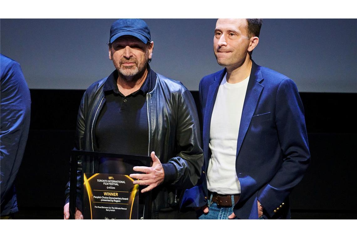 Regisseur Barry Avrich (l) und Produzent Mark Selby halten ihren Preis für "The Road Between Us: The Ultimate Rescue" hoch.