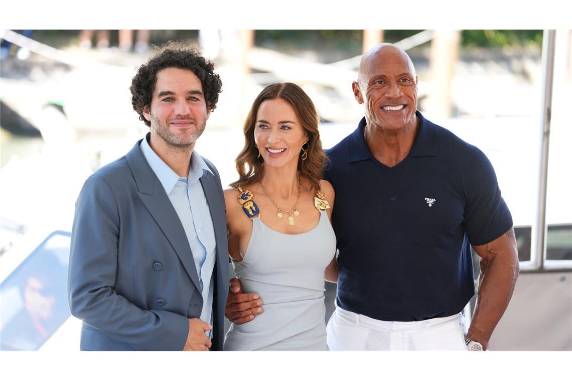 Dwayne Johnson weint - "Ob ich ein Softie bin? Ja!" Regisseur Benny Safdie, Emily Blunt und Dwayne Johnson vor ihrer Pressekonferenz in Venedig.