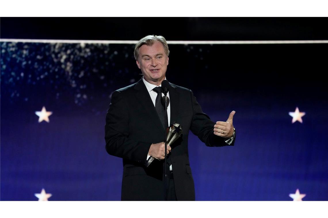 Regisseur Christopher Nolan mit dem  Preis für die beste Regie für "Oppenheimer" bei den Critics Choice Awards.