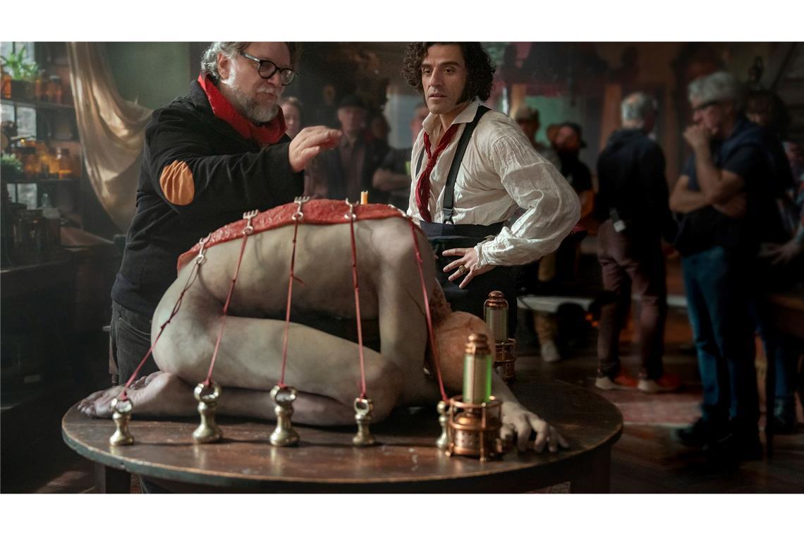 Regisseur Guillermo del Toro und Frankenstein-Darsteller Oscar Isaac in einer Filmszene.