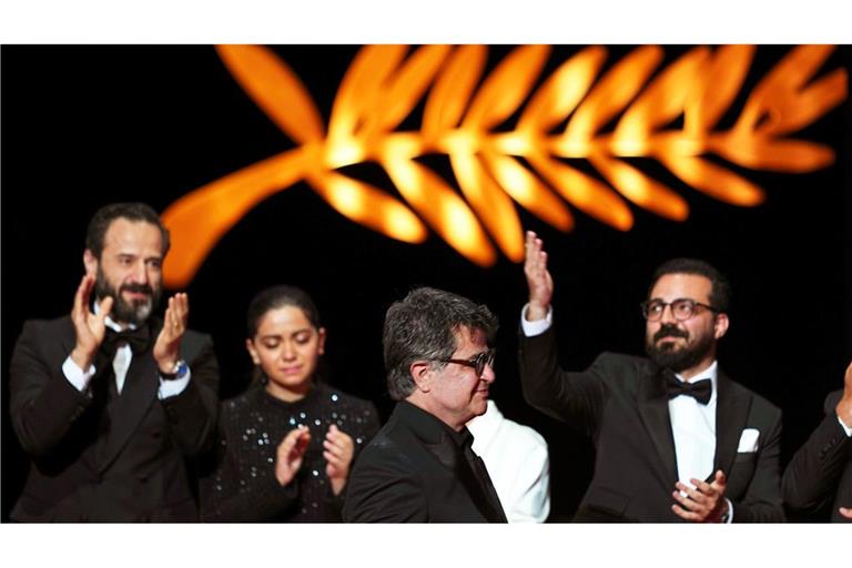 Regisseur Jafar Panahi (vorne, M) nimmt die Goldene Palme für den Film "It Was Just an Accident" während der Preisverleihung der 78. Internationalen Filmfestspiele in Cannes entgegen.
