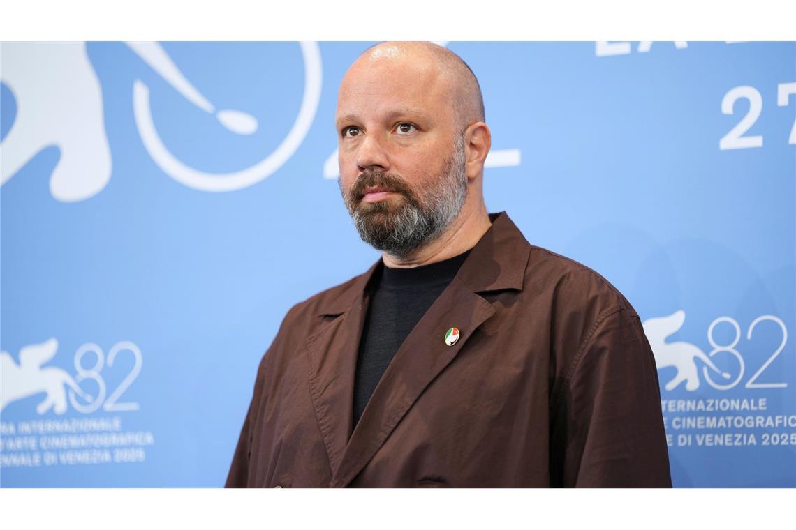 Propalästinensischer Protest am Rande des Filmfests Venedig Regisseur Lanthimos trug in Venedig einen Anstecker mit den Farben der palästinensischen Flagge.