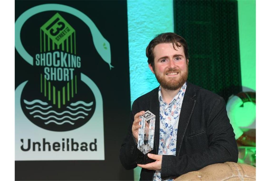 Regisseur Lukas von Berg hält bei der Verleihung der Shocking Shorts Awards im Rahmen des Filmfests München seine Auszeichnung. Foto: Tobias Hase