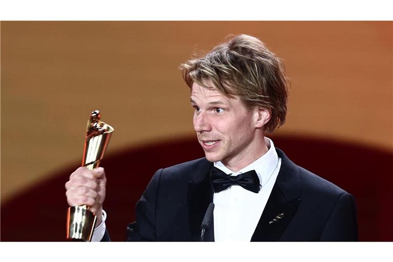Regisseur Tim Fehlbaum bedankt sich für die Lola für die beste Regie für den Film „September 5“ während der 75. Verleihung des Deutschen Filmpreises in Berlin.