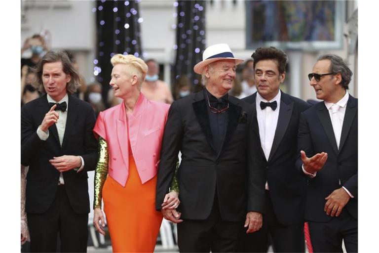 Regisseur Wes Anderson (l-r), Tilda Swinton, Bill Murray, Benicio Del Toro sowie Filmkomponist Alexandre Desplat in Cannes. Foto: Vianney Le Caer/Invision/AP/dpa