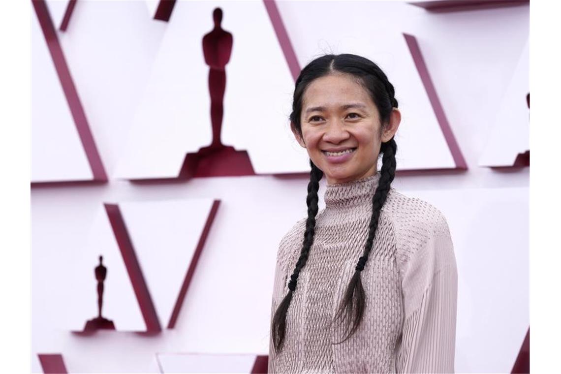 Drei Oscars für Roadmovie „Nomadland“ Regisseurin Chloé Zhao gewinnt den Oscar für die beste Regie. Foto: Chris Pizzello/Pool AP/dpa