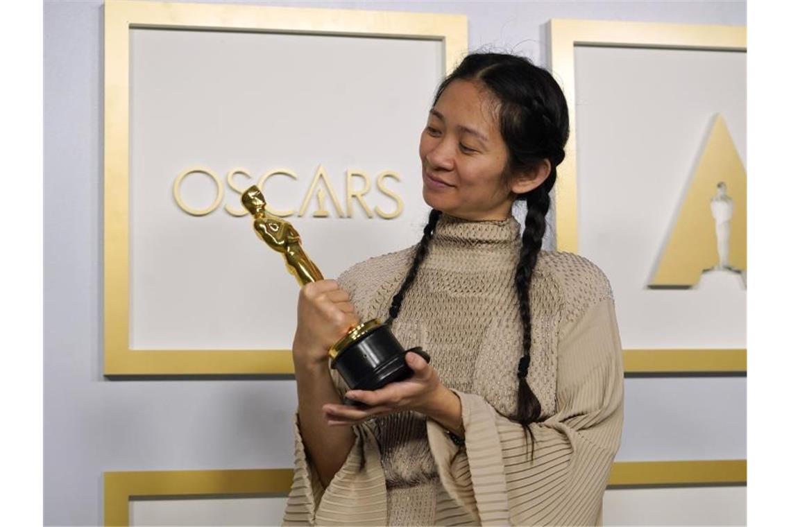 Regisseurin Chloé Zhao mit dem Oscar für den Film „Nomadland“. Foto: Chris Pizzello/Pool AP/dpa