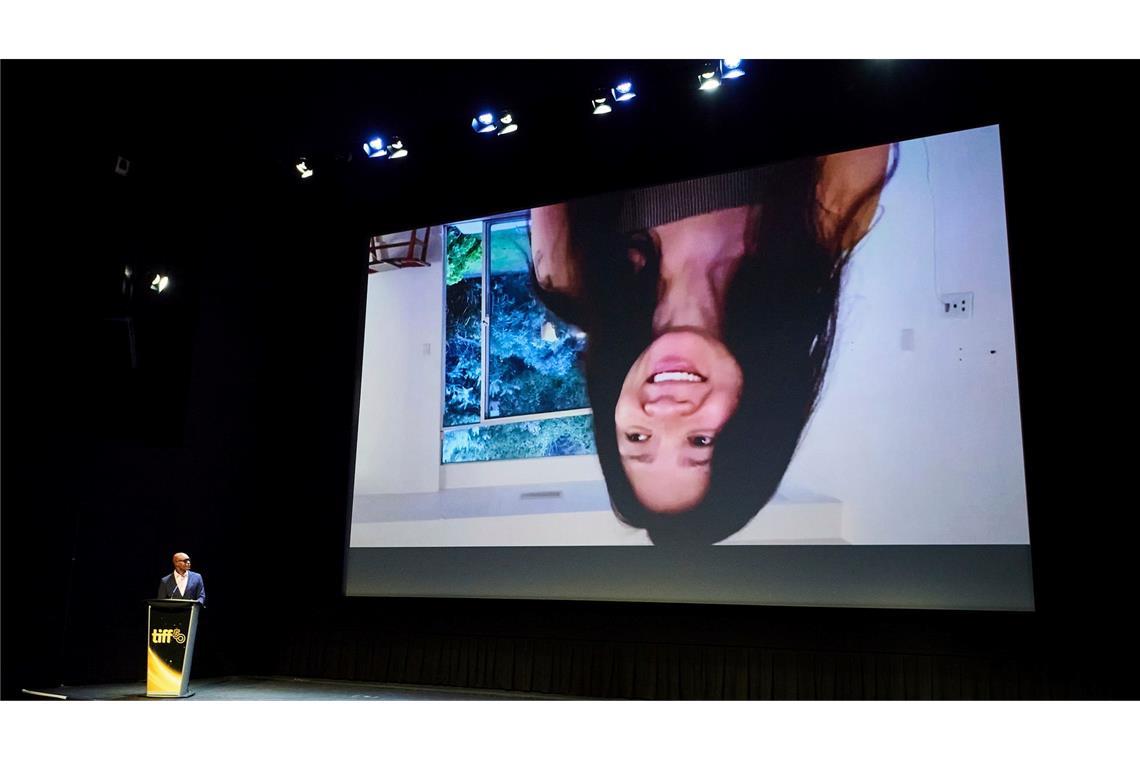 Regisseurin Chloé Zhao spricht in einer auf den Kopf gestellten, aufgezeichneten Botschaft.