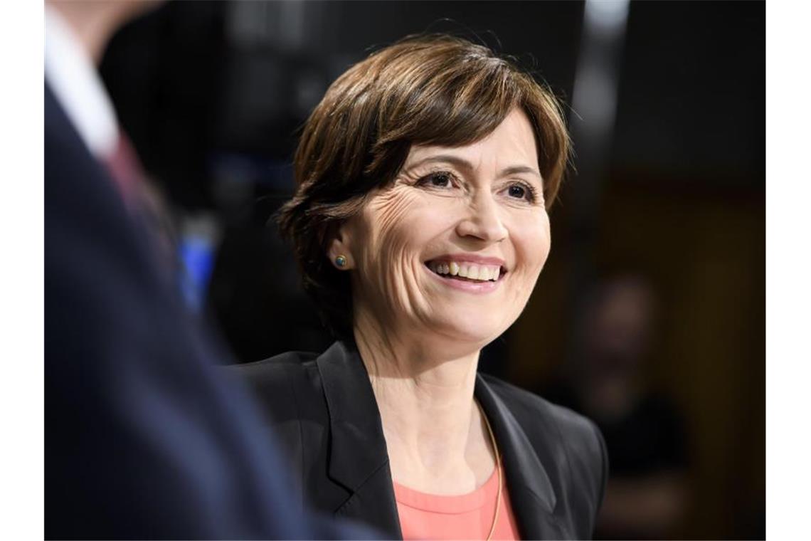 Schweizer Grüne wollen nach Wahlerfolg in die Regierung Regula Rytz, Parteichefin der Grünen und Nationalrätin, freut sich über das Wahlergebnis. Foto: Anthony Anex/KEYSTONE/dpa