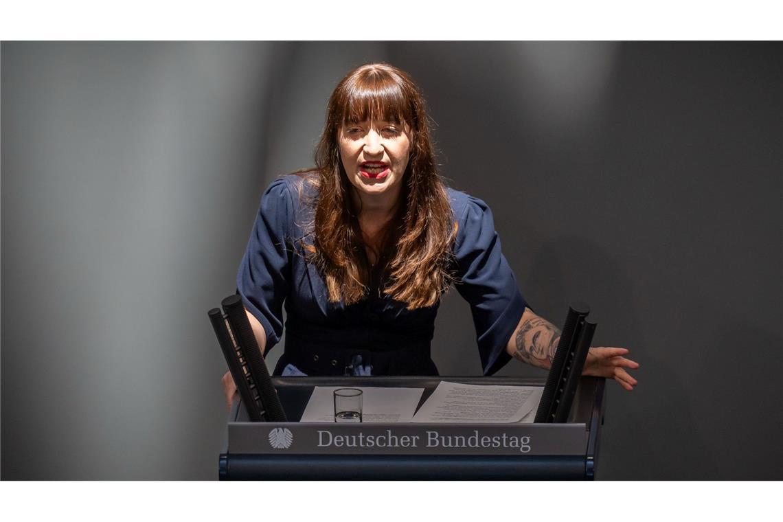 Reichinnek bleibt bei Kritik an Sozialreformen.