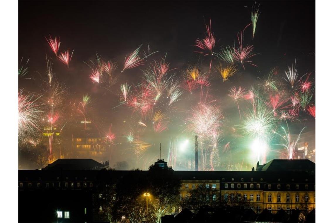 Reichlich Feuerwerk wird vom Schlossplatz in Stuttgart in den nächtlichen Himmel abgefeuert. Foto: Christoph Schmidt/Archivbild