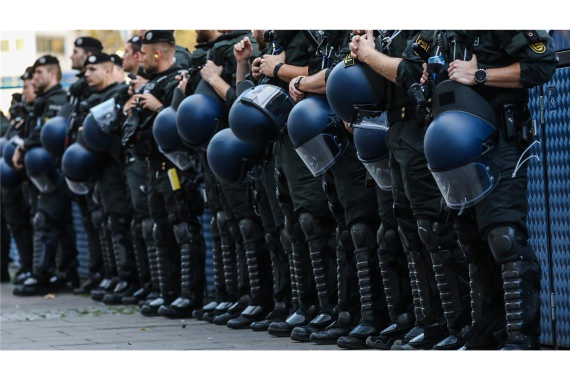 Reichlich Polizei bei einer Demonstration von Kurden  in der Stuttgarter Innenstadt (Symbolbild).