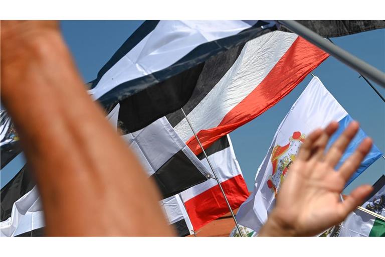 Reichsflaggen während einer Kundgebung (Symbolbild).