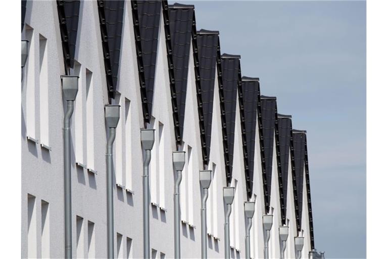 Reihenhaus-Bewohner sollten besser zweimal nachdenken, bevor sie in die Außenwand zum Nachbarn eigenmächtig Löcher bohren. Foto: Julian Stratenschulte/dpa