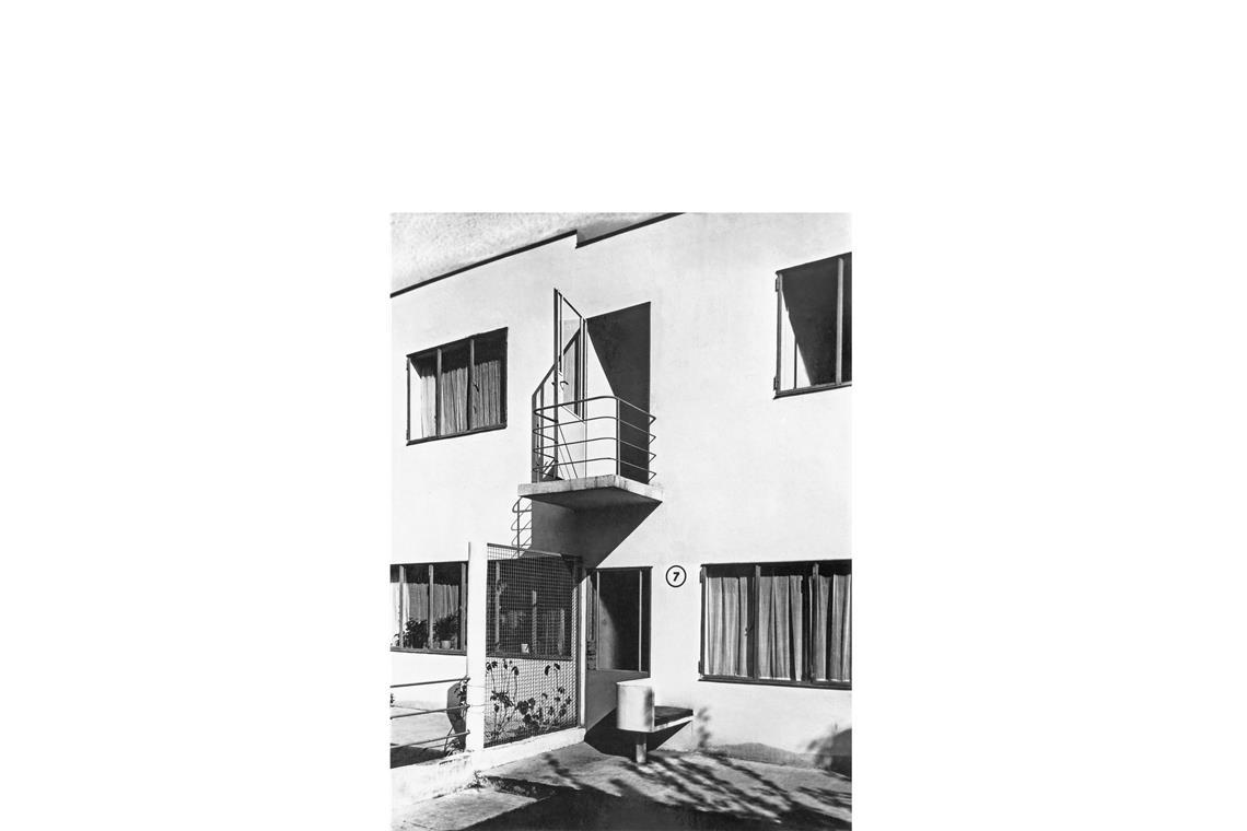 Wie die Weissenhofsiedlung zu einer Weltsensation wurde Reihenhauseingang mit Schlafzimmerbalkon in einem der Oud-Reihenhäuser in der Weissenhofsiedlung.