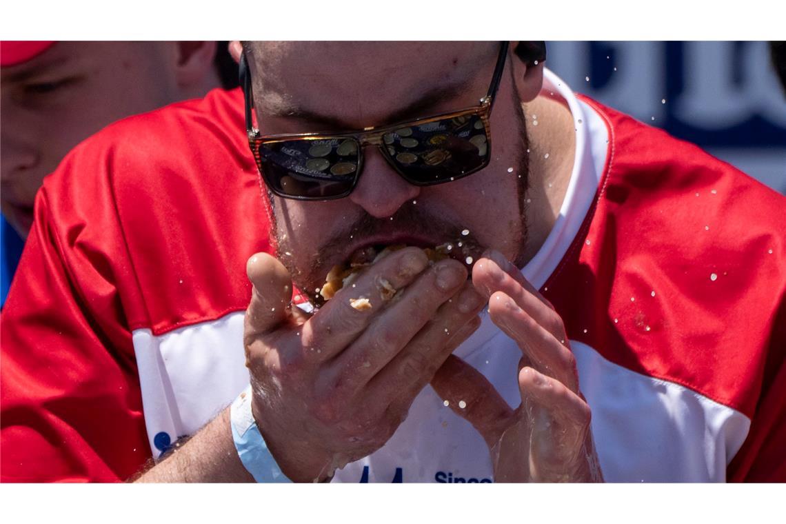 Rückkehrer Chestnut holt erneut Titel beim Hot-Dog-Wettessen Rein damit: Patrick Bertoletti wurde diesmal nur Zweiter.