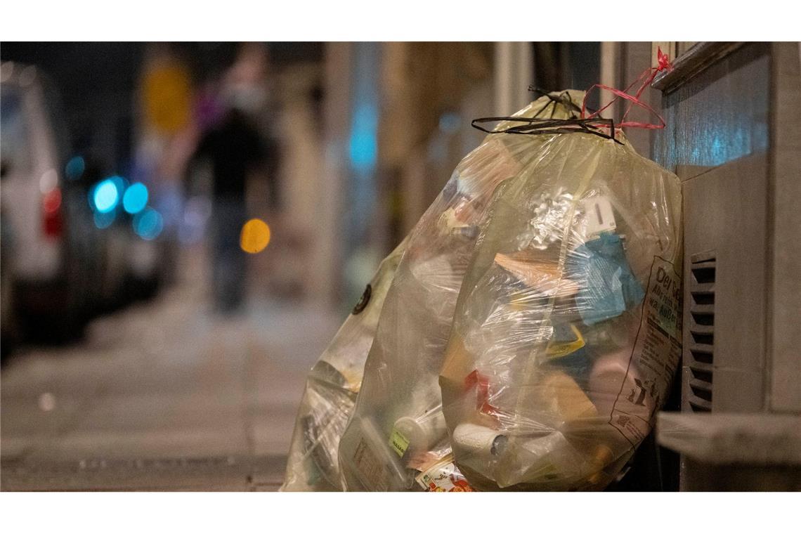Rein in den Gelben Sack, damit der Müll später recycelt werden kann: Plastikmüll an einer Straße in Deutschland.