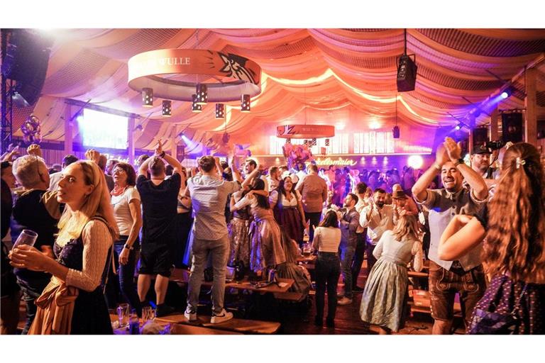 Rein ins Zelt und rauf auf die Bank – aber vorher braucht man noch einen Eintrittsbändel.