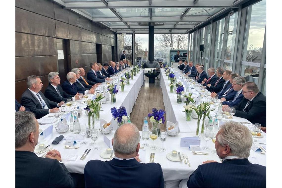 Männer beim Business-Lunch und Aufregung im Netz Reine Männerrunde beim CEO-Lunch in München - das sorgt für Aufregung im Netz. Foto: Michael Bröcker/The Pioneer/dpa