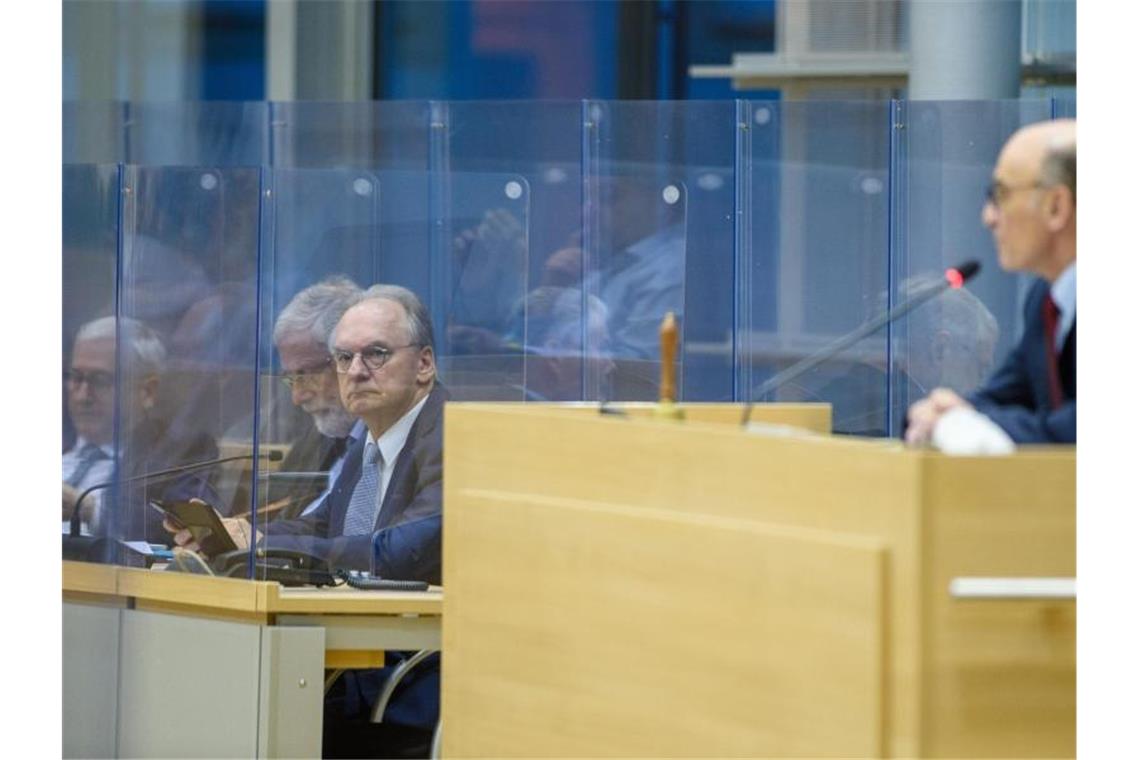 Reiner Haseloff (3.v.l, CDU), Ministerpräsident von Sachsen-Anhalt, sitzt im Plenarsaal des Landtages hinter Plexiglasscheiben. Foto: Klaus-Dietmar Gabbert/dpa-Zentralbild/ZB