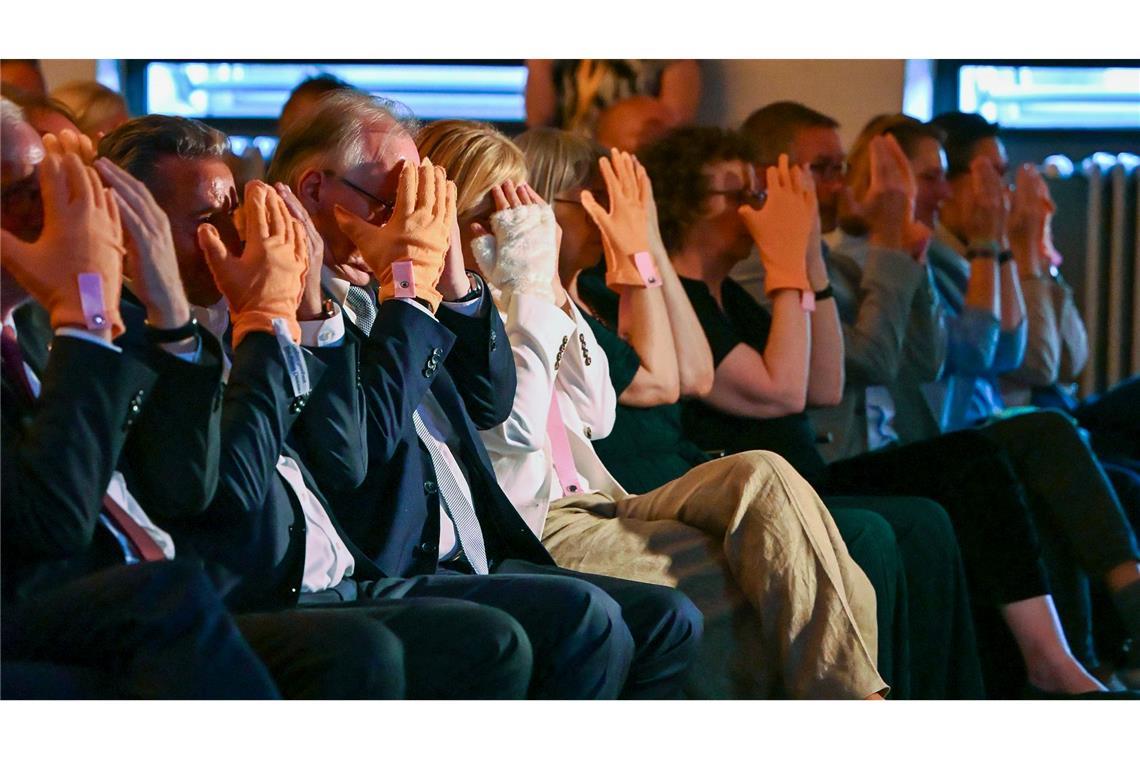 Reiner Haseloff (3.v.l., CDU), Ministerpräsident von Sachsen-Anhalt, Ekaterina Sachariewa, EU-Kommissarin für Forschung, Innovation und Start-ups, Barbara Steiner, Bauhaus-Direktorin, und weitere Gäste bei einem Geborgenheitstanz beim Festakt anlässlich des 100-jährigen Jubiläums des Bauhauses Dessau.