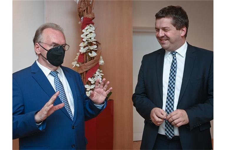Reiner Haseloff (CDU, links) und Sven Schulze unterhalten sich auf der Regionalkonferenz der CDU Sachsen-Anhalt. Foto: Hendrik Schmidt/dpa-Zentralbild/dpa
