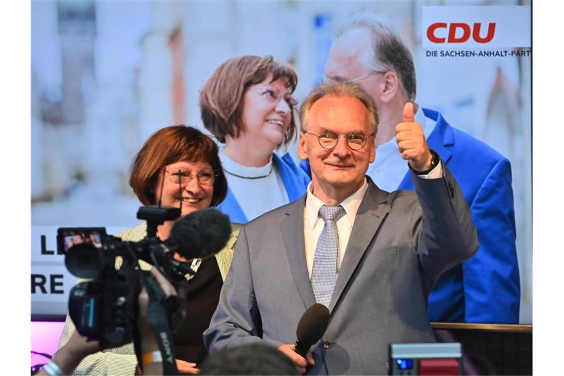 Reiner Haseloff freut sich über den Wahlsieg. Foto: Bernd Von Jutrczenka/dpa