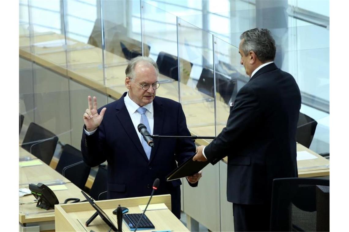 Haseloff als Ministerpräsident wiedergewählt Reiner Haseloff (l) wird von Landtagspräsident Gunnar Schellenberger vereidigt. Foto: Ronny Hartmann/dpa
