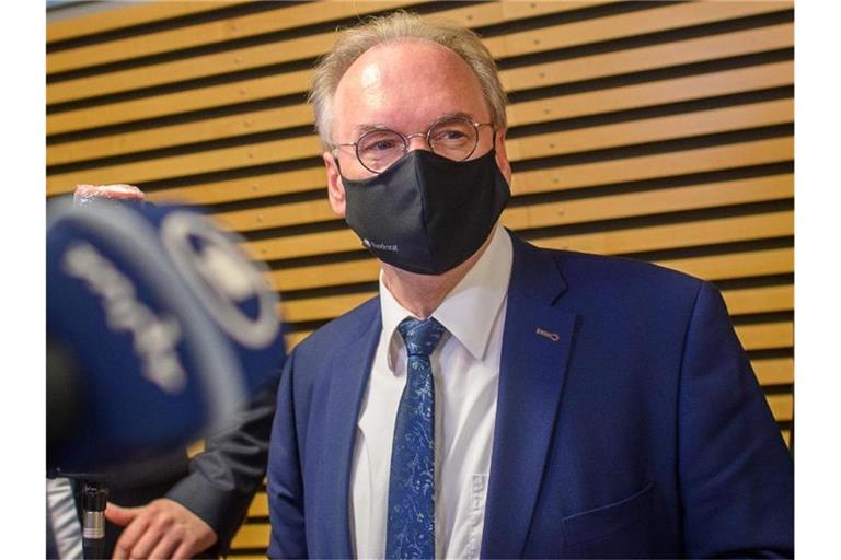 Reiner Haseloff, Ministerpräsident des Landes Sachsen-Anhalt, steht Journalisten Rede und Antwort. Foto: Klaus-Dietmar Gabbert/dpa-Zentralbild/Zb