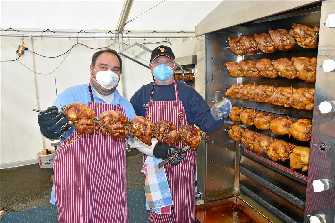 Reiner Lelonek (rechts) und Werner Schäfer am Hähnchengrill im Festzelt am Musik...