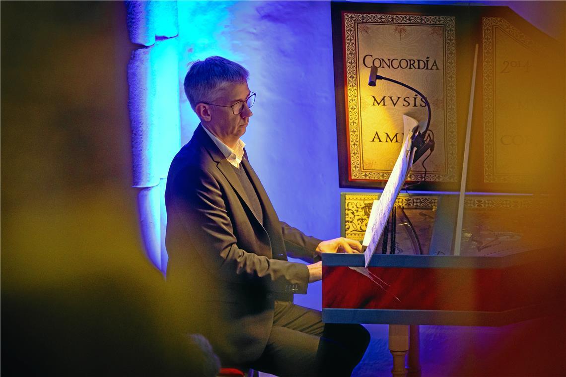 Eine musikalische Zeitreise in die Barockzeit Reiner Schulte erweckt Bachs Musik auf dem Cembalo zum Leben. Foto: Alexander Becher