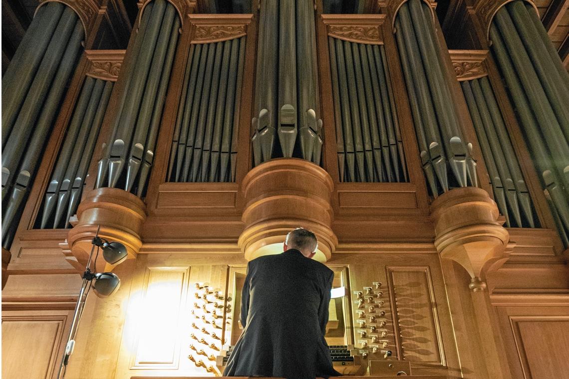 Reiner Schulte spielt in der Orgelnacht in der katholischen Kirche St. Johannes. Foto: A. Becher