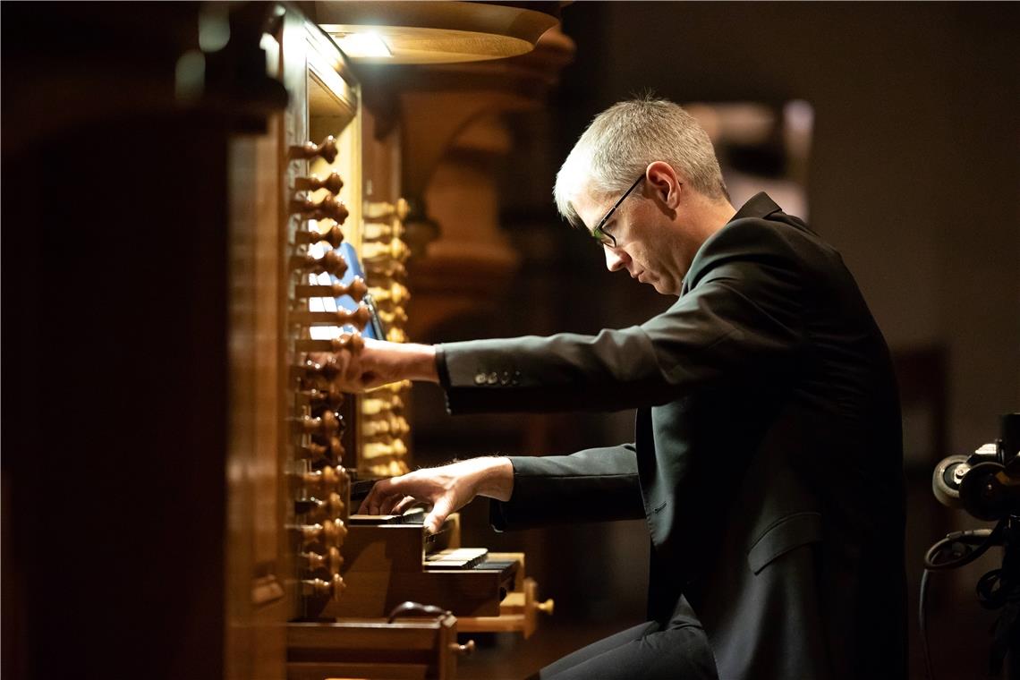 Reiner Schulte spielt zur Blauen Stunde in der Christkönigskirche. Archivfoto: A. Becher