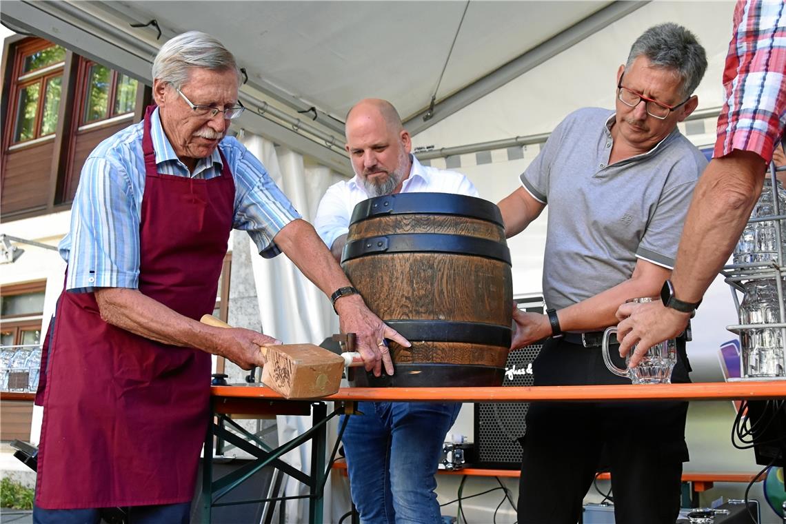 Endlich wieder Feierlaune in Kirchberg Reinhard Enge vertrat den erkrankten Kirchberger Bürgermeister erfolgreich beim Fassanstich. Nach zwei Schlägen floss der Hopfensaft.