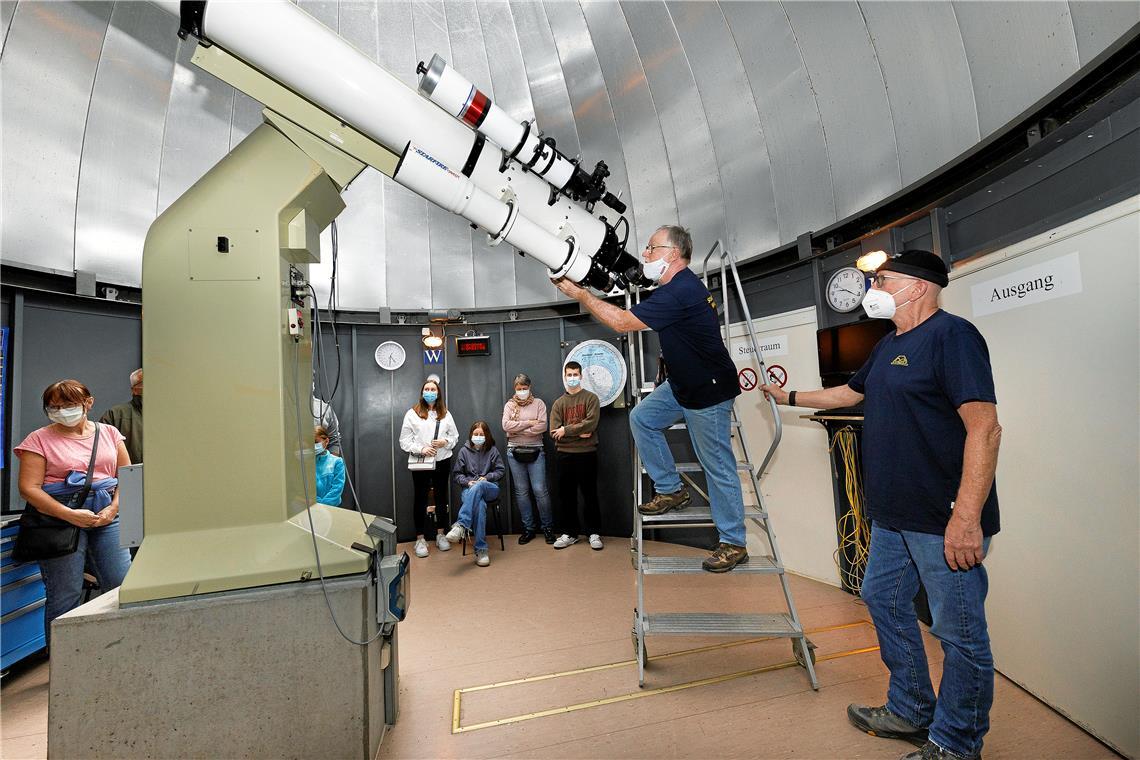 Reinhard Fürst und Hubert Gräber (von rechts) auf der Jagd nach dem nächsten Anschauungsobjekt. Sie führen zehn Besucher in die Welt der Astronomie ein. Foto: Jörg Fiedler