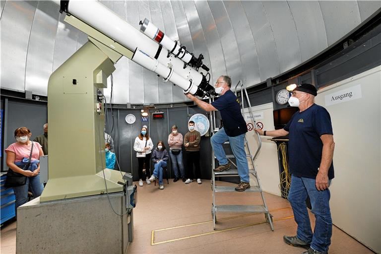 Reinhard Fürst und Hubert Gräber (von rechts) auf der Jagd nach dem nächsten Anschauungsobjekt. Sie führen zehn Besucher in die Welt der Astronomie ein.