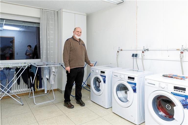Reinhard Heider zeigt den Raum, in dem die Waschmaschinen stehen. Für die Benutzung gibt es einen festen Zeitplan. Fotos: Jörg Fiedler