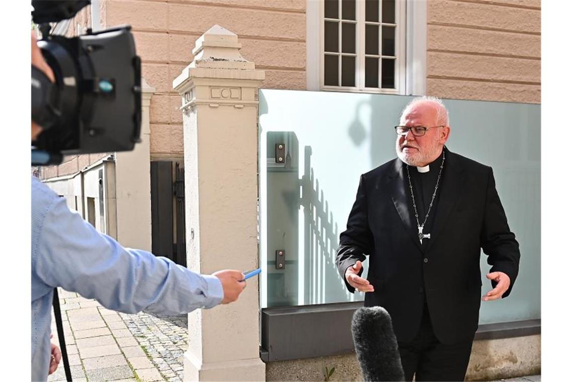 Reinhard Kardinal Marx spricht mit Journalisten, bevor er zu einem Gottesdienst in das Ausbildungszentrum für Pastoralreferenten geht. Foto: Lennart Preiss/dpa