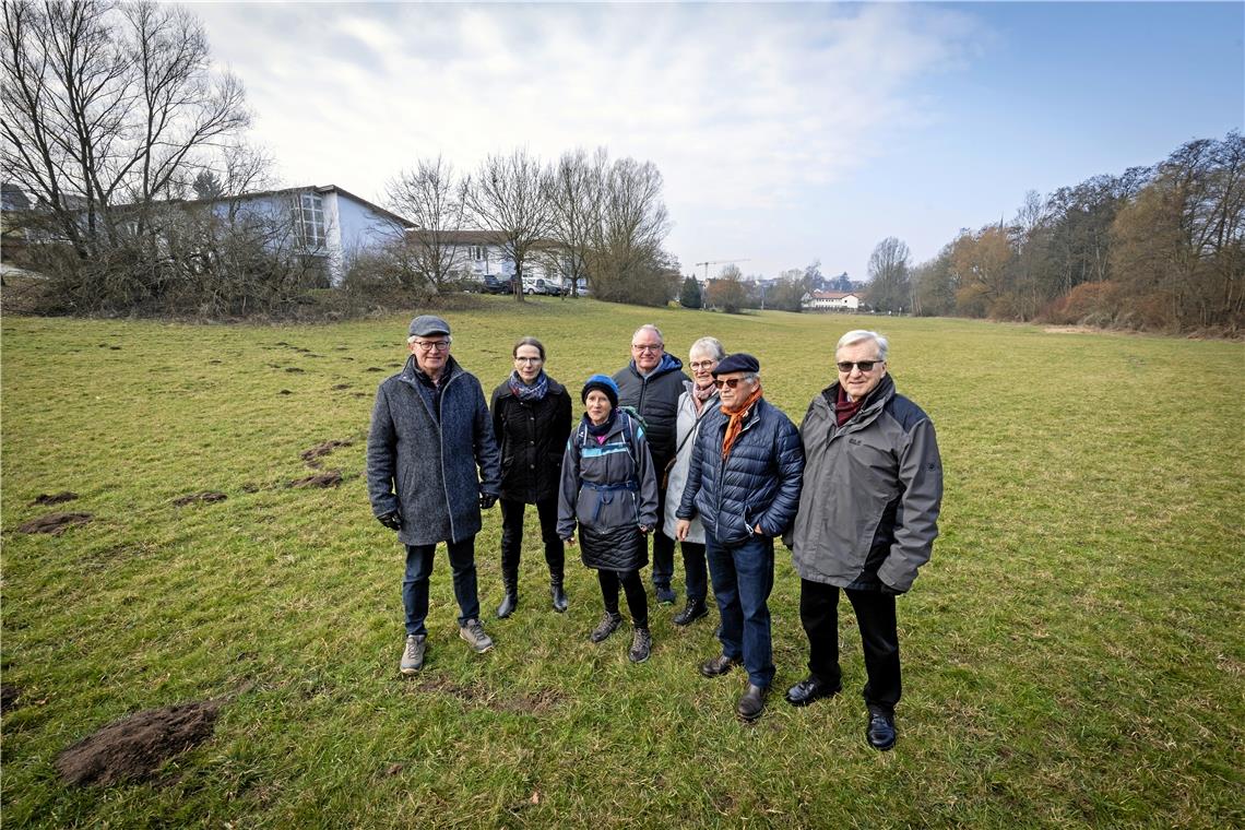 Reinhard Knüdeler, Claudia Gollor-Knüdeler, Ingrid Teufel, Alexander Ludwig, Dorothee Knaupp, Peter Haußmann und Uwe Rahr (von links) setzen sich dafür ein, dass die Brüdenwiesen frei von Bebauung bleiben. Hierfür sammeln sie Unterschriften. Foto: Alexander Becher