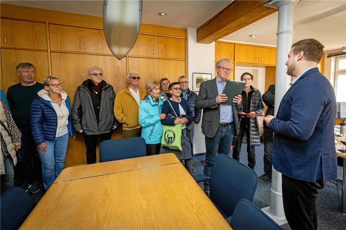Reinhard Knüdeler (mit Ordner) überreicht Daniel Bogner die Unterlagen und Unterschriften für das Bürgerbegehren. Foto: Alexander Becher 
