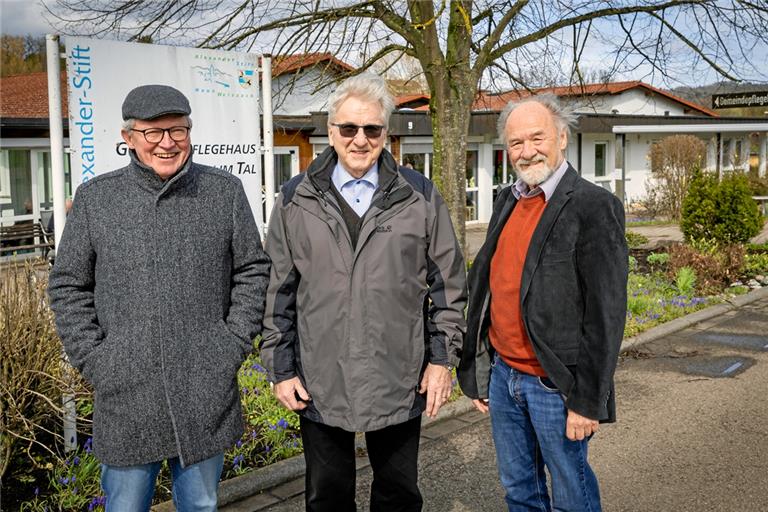 Reinhard Knüdeler (von links), Uwe Rahr und Rüdiger Frey plädieren für einen Umbau des aktuellen Pflegeheims. Foto: Alexander Becher 