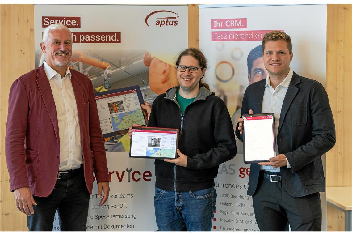 Backnanger Firma nutzt künstliche Intelligenz als digitalen Assistent Reinhard Mayer, Jonas Kicherer und Robin Michel (von links) vom Backnanger Unternehmen Aptus IT haben große Erwartungen an ihr Produkt aService, das durch die Integration von ChatGPT schnell detaillierte Antworten auf komplexe Fragen geben kann. Foto: Alexander Becher