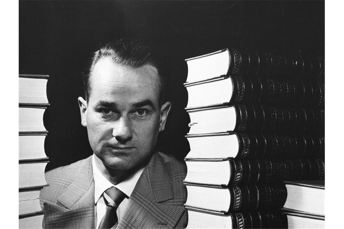 Bertelsmann und die „Champion“-Strategie Reinhard Mohn mit dem Bertelsmann Volkslexikon (1957). Foto: Bertelmann-Unternehmensarchiv/dpa