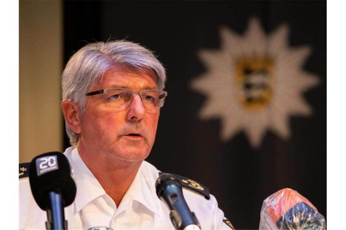 Polizei vermutet flüchtigen Bewaffneten noch im Raum Oppenau Reinhard Renter, Polizeipräsident von Offenburg, auf der Pressekonferenz zum Stand der Ermittlungen. Foto: Philipp von Ditfurth/dpa