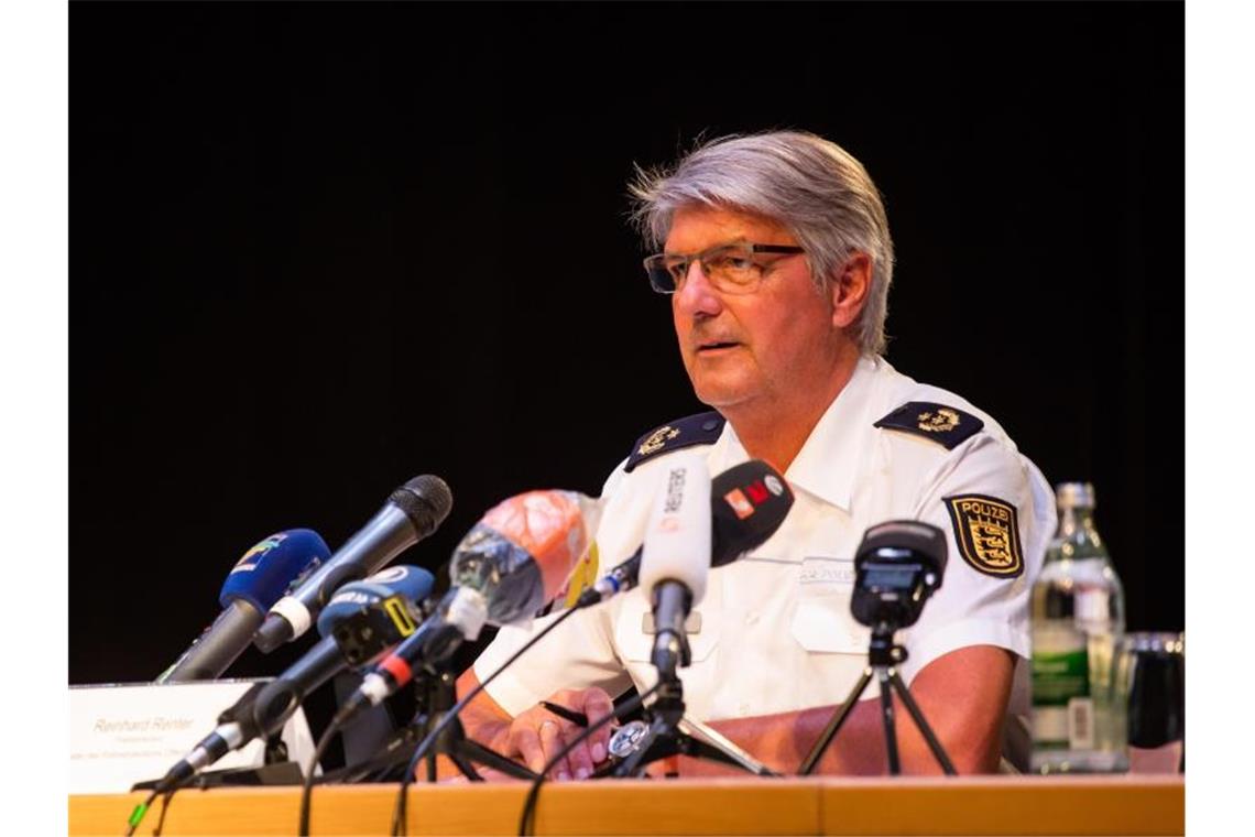 Reinhard Renter, Polizeipräsident von Offenburg, spricht auf einer Pressekonferenz. Foto: Philipp von Ditfurth/dpa