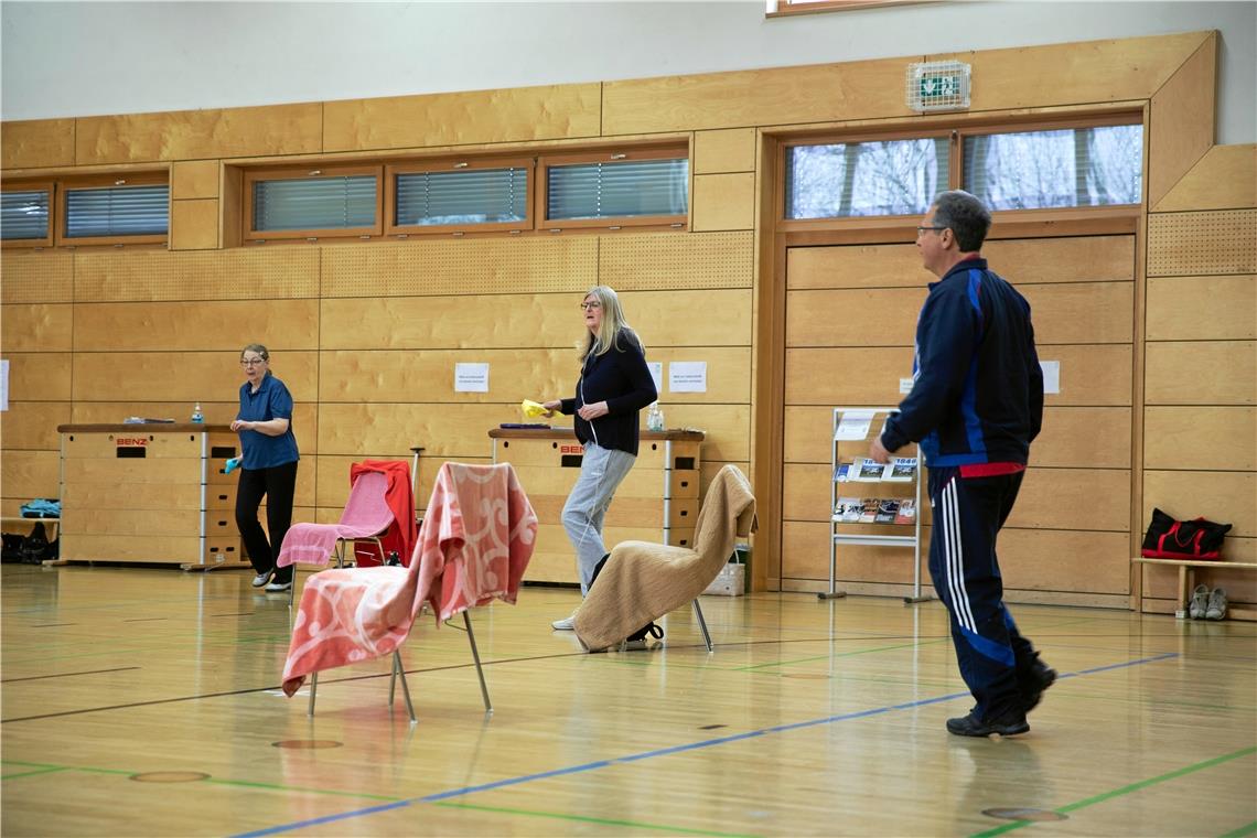 Reinhard Schmückle und Isabella Stein (Mitte) spüren den positiven Effekt des Rehasports auf ihre körperliche Verfassung. Foto: A. Becher