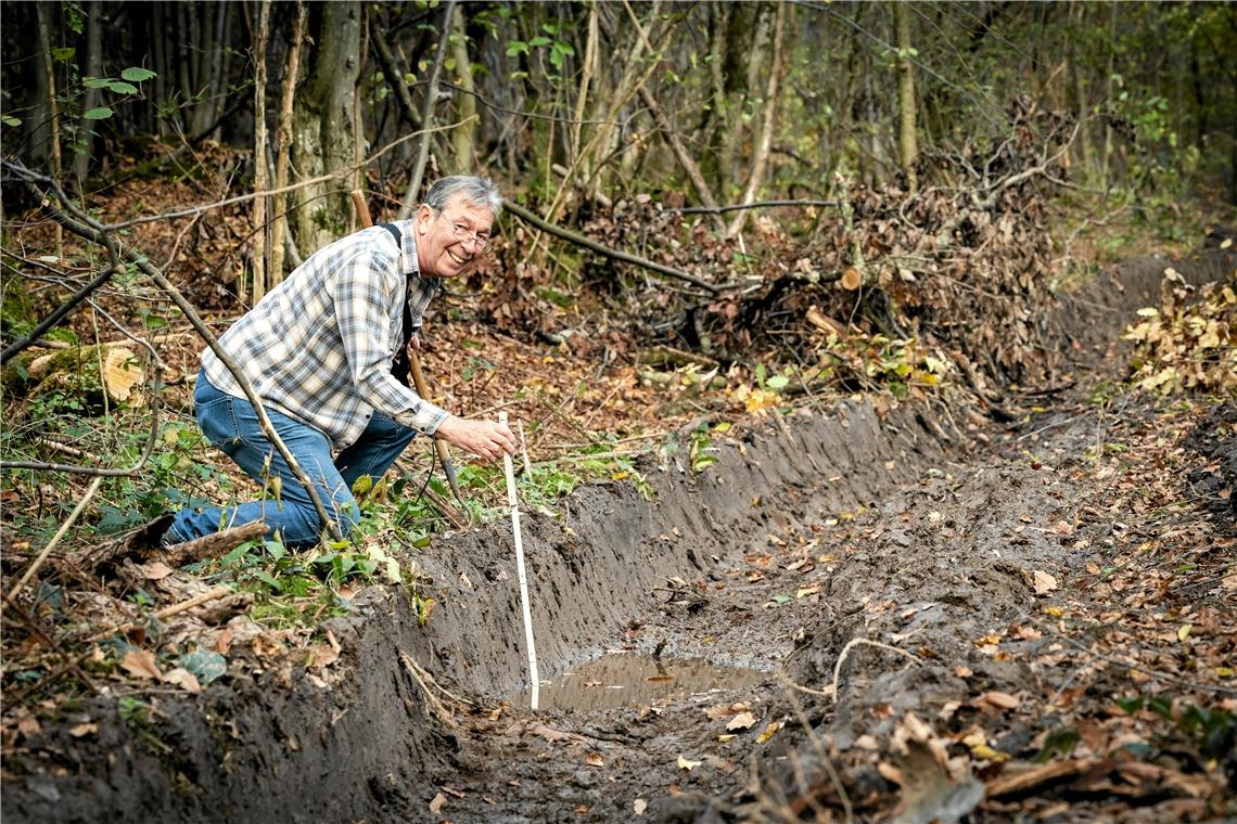 Reinhold Feigel hat vor wenigen Tagen erst festgestellt, dass die Forstarbeiter mit schwerem Rückgerät auf die originale Römerstraße Benningen-Murrhardt einwirken. Die Auswirkung der Rückarbeiten auf die alte Straße hat er daraufhin untersucht. Foto: Alexander Becher